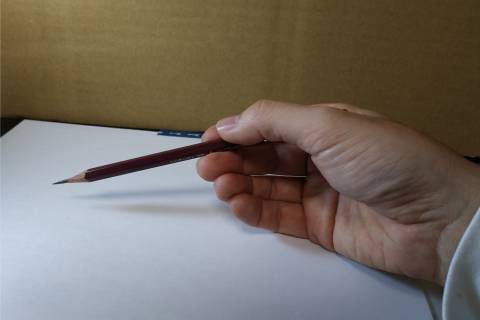 リアル絵 デッサンの鉛筆の持ちかた ３度見される絵を描こう リアル絵の描き方