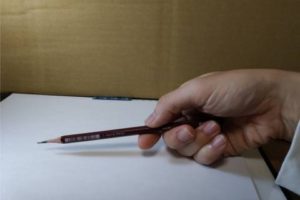 鉛筆画のリアルな絵の描き方-鉛筆の持ち方1